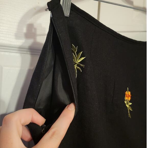 Nicole Studio, 14 | High Rise Linen-Blend Floral Embroidered Crop Wide Leg Pants - Picture 3 of 6